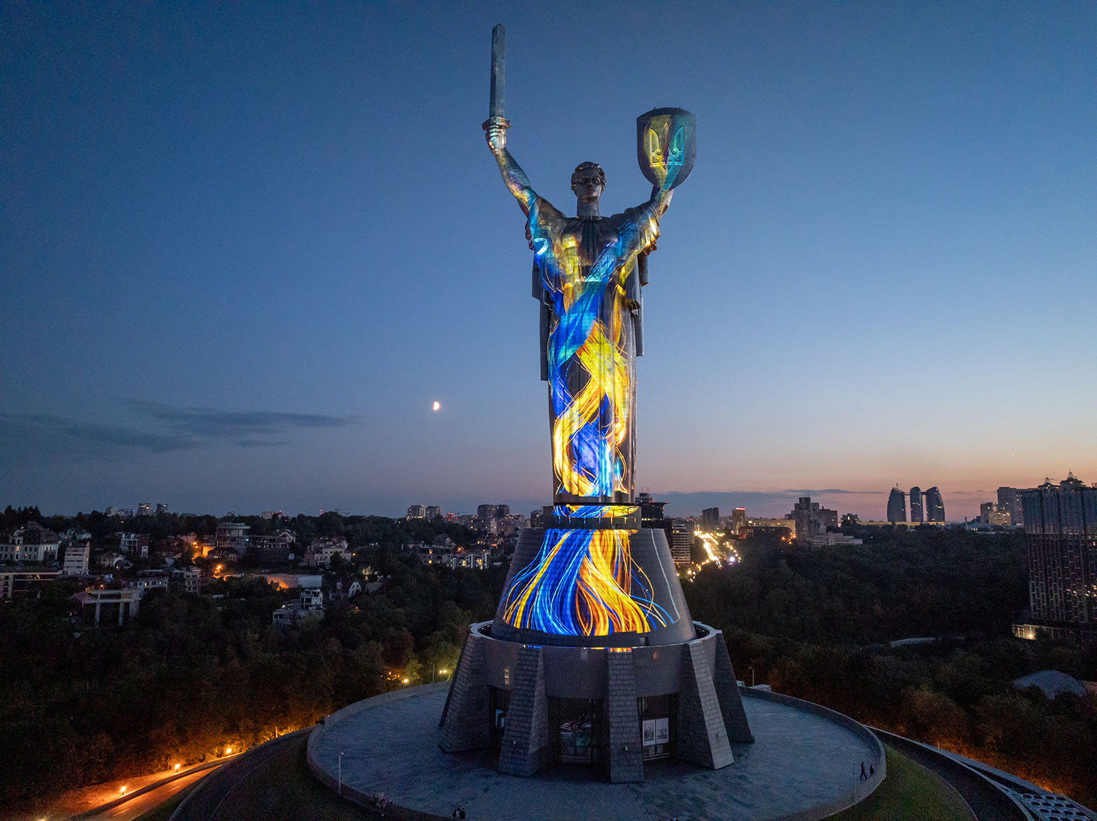 "Батьківщина-Мати" засяяла новими барвами: у Києві можна побачити масштабну інсталяцію