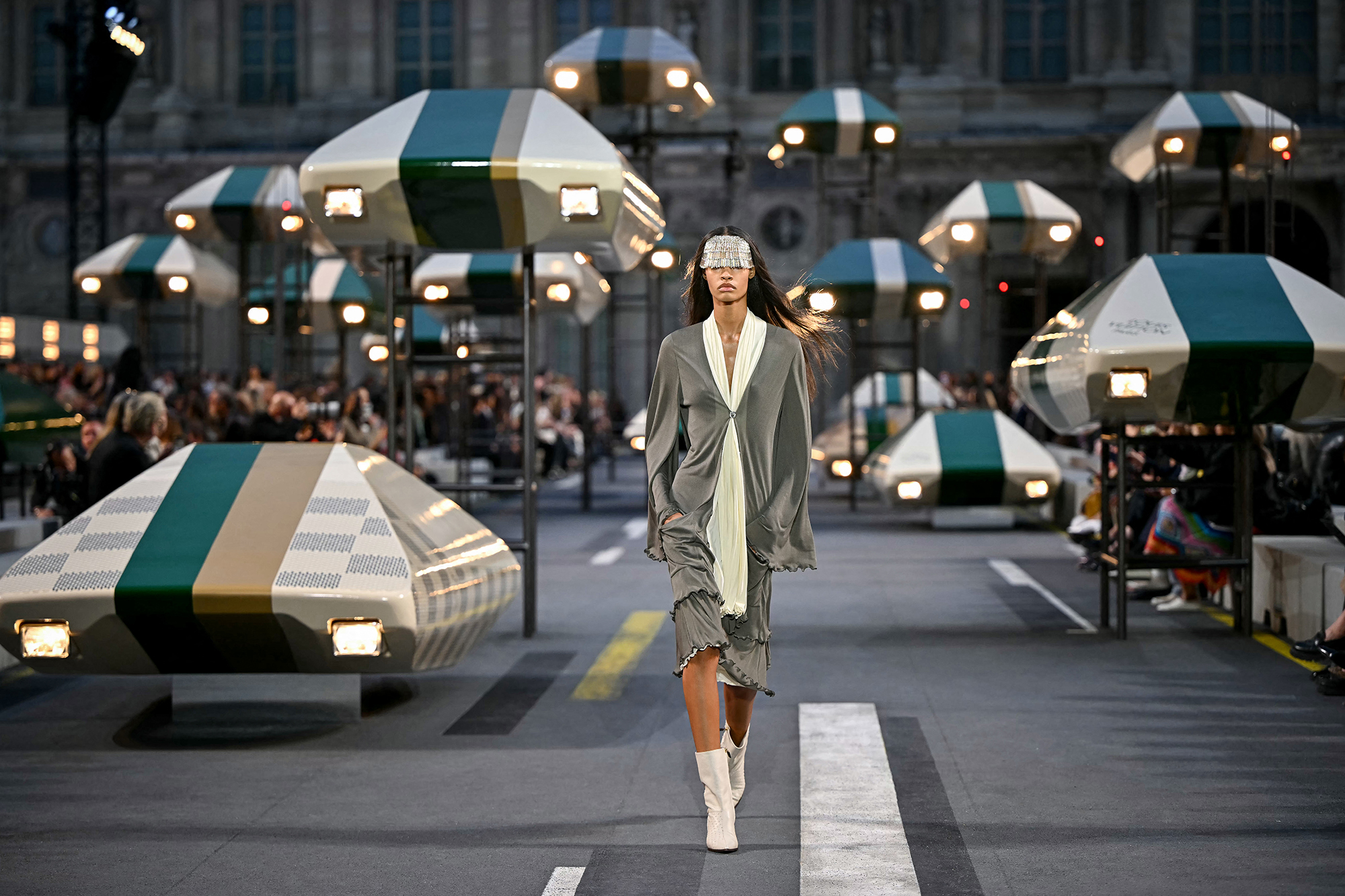 Автомобілі зависли над подіумом: Louis Vuitton влаштував футуристичний фінал Paris Fashion Week