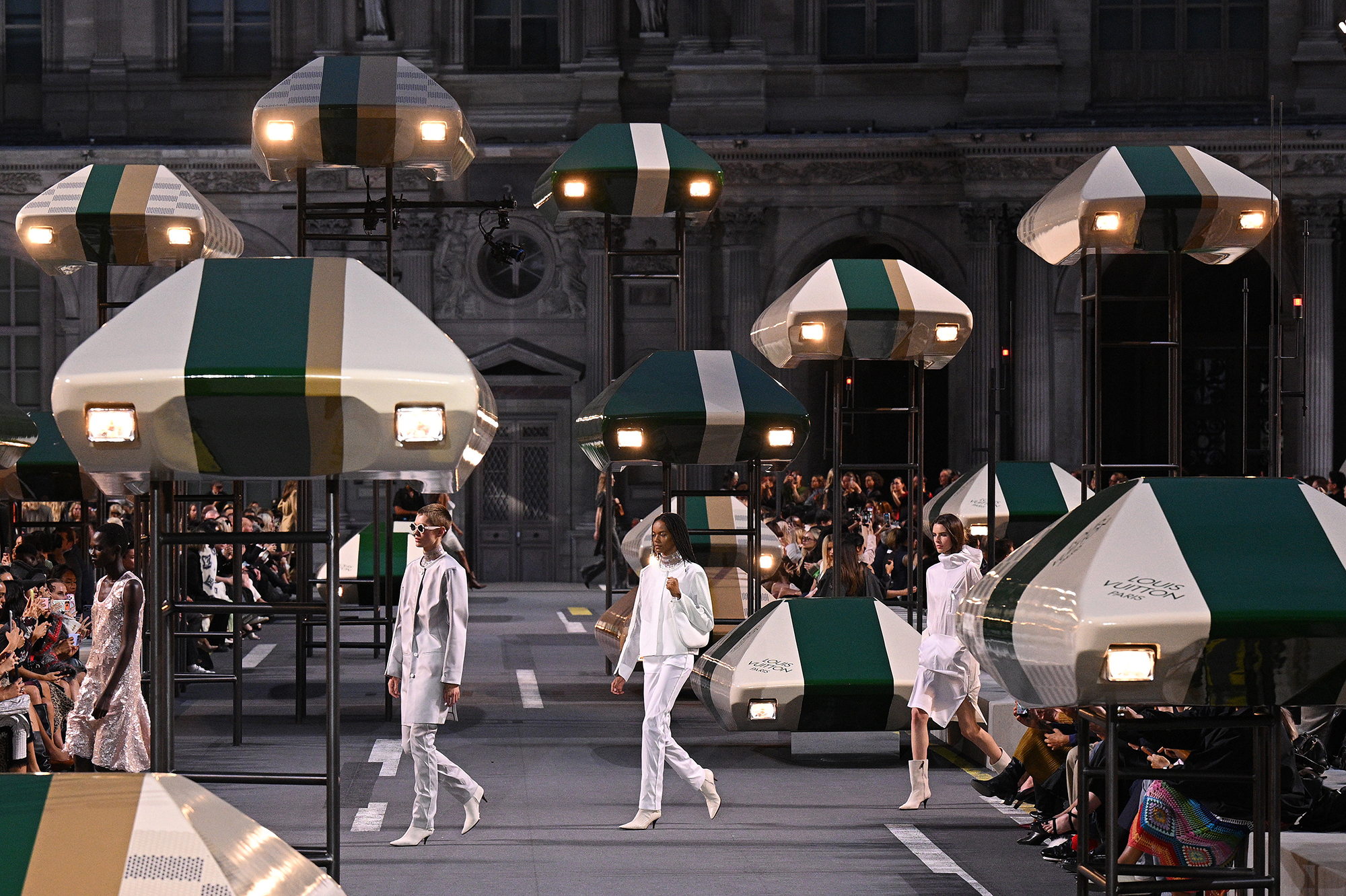 Автомобілі зависли над подіумом: Louis Vuitton влаштував футуристичний фінал Paris Fashion Week
