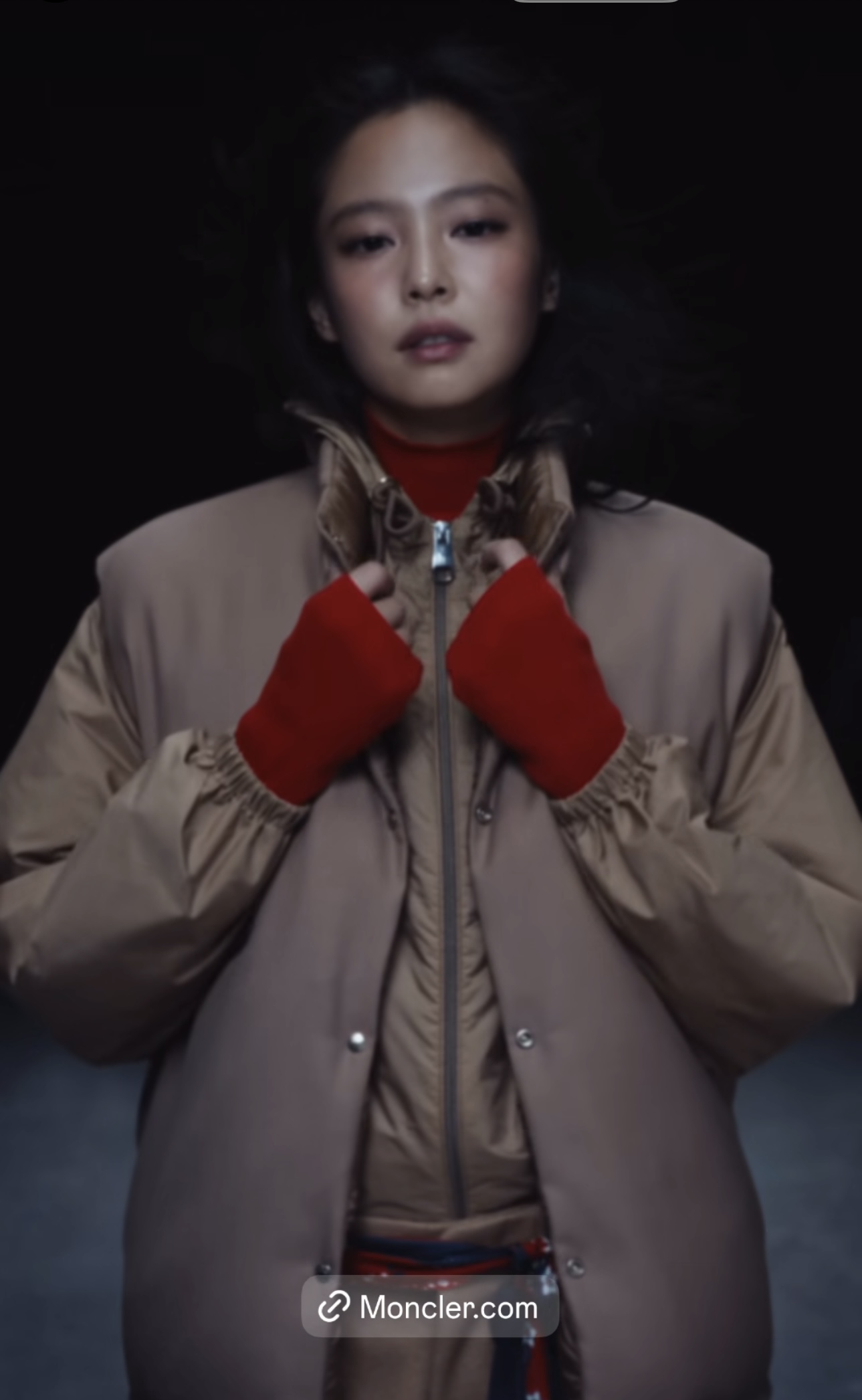 Легенди музики та культові пуховики: Moncler об’єднав зірок в новій колекції