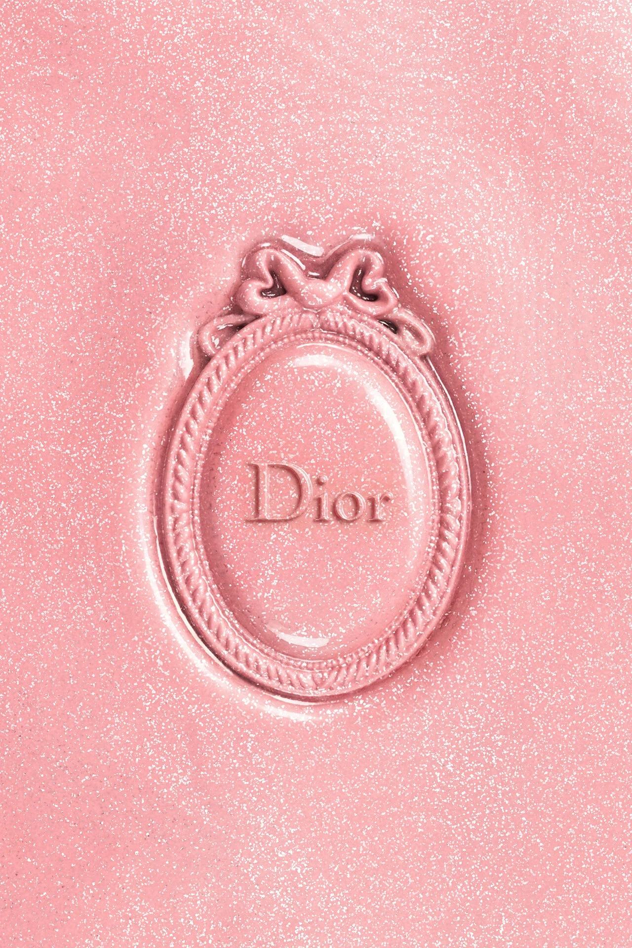 Бальзам як прикраса: Dior представив новинку у золотистому медальйоні