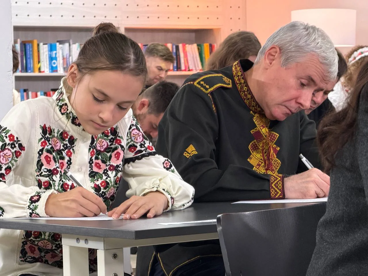 За однією партою та з військовими: як українські зірки писали Радіодиктант національної єдності