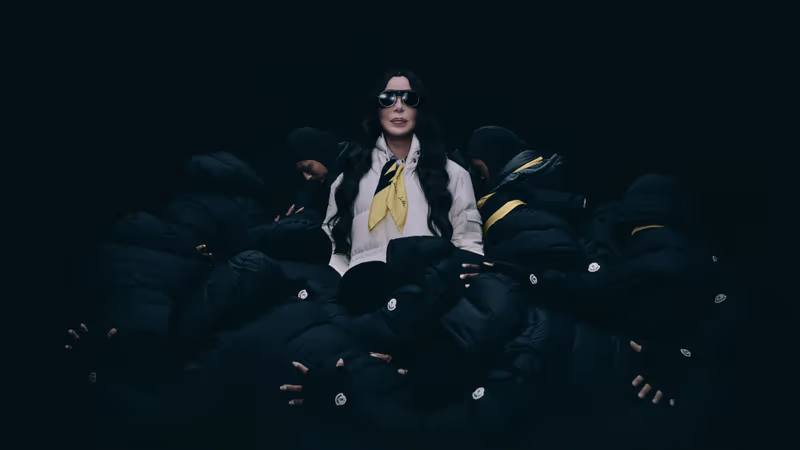 Легенди музики та культові пуховики: Moncler об’єднав зірок в новій колекції