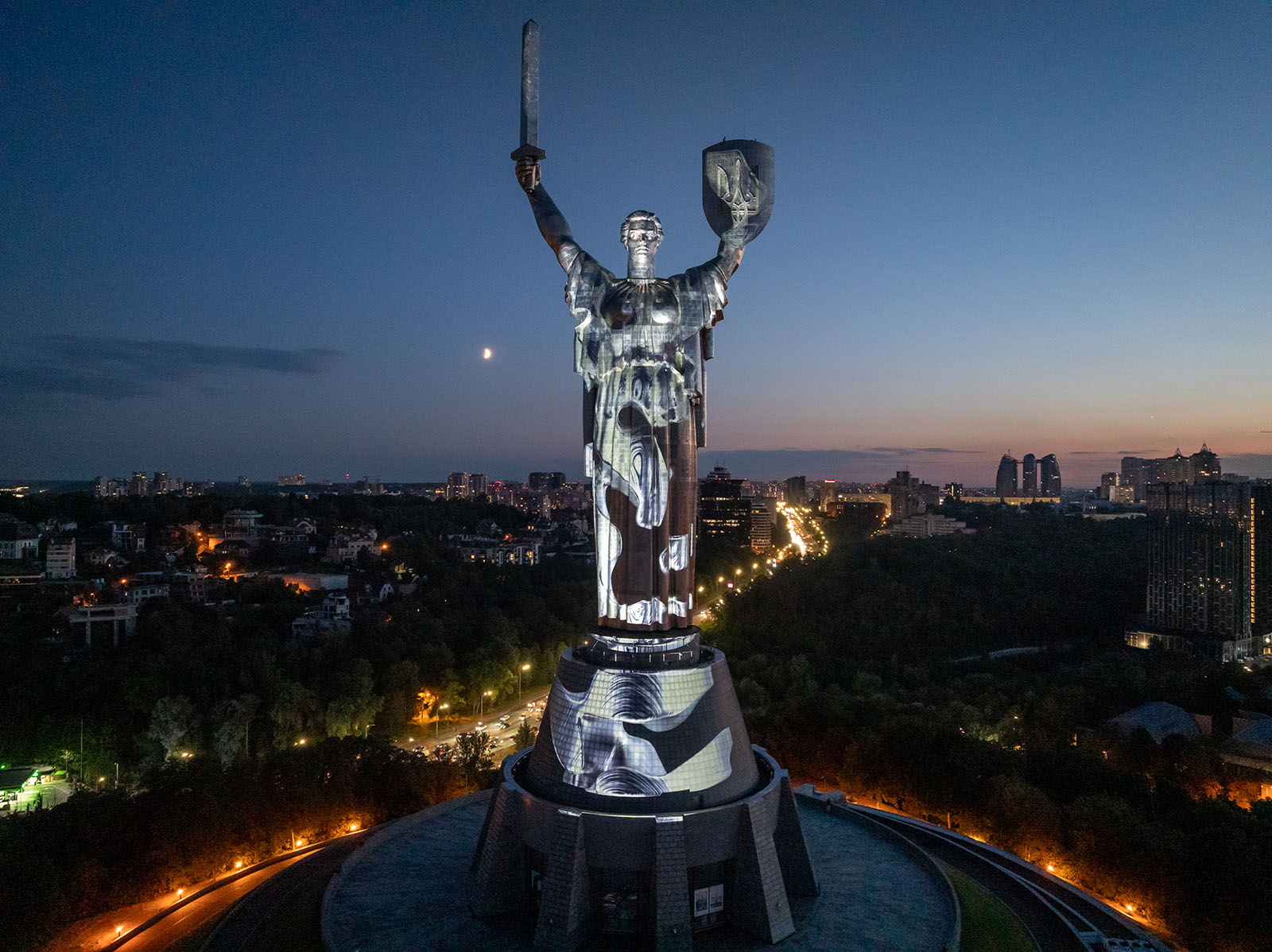 "Батьківщина-Мати" засяяла новими барвами: у Києві можна побачити масштабну інсталяцію