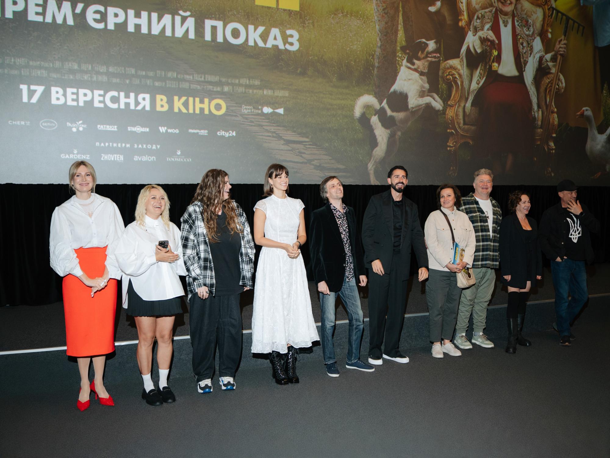 Сміялися так, що не було чути фільм: чим підкорила нова українська комедія "Родичі"