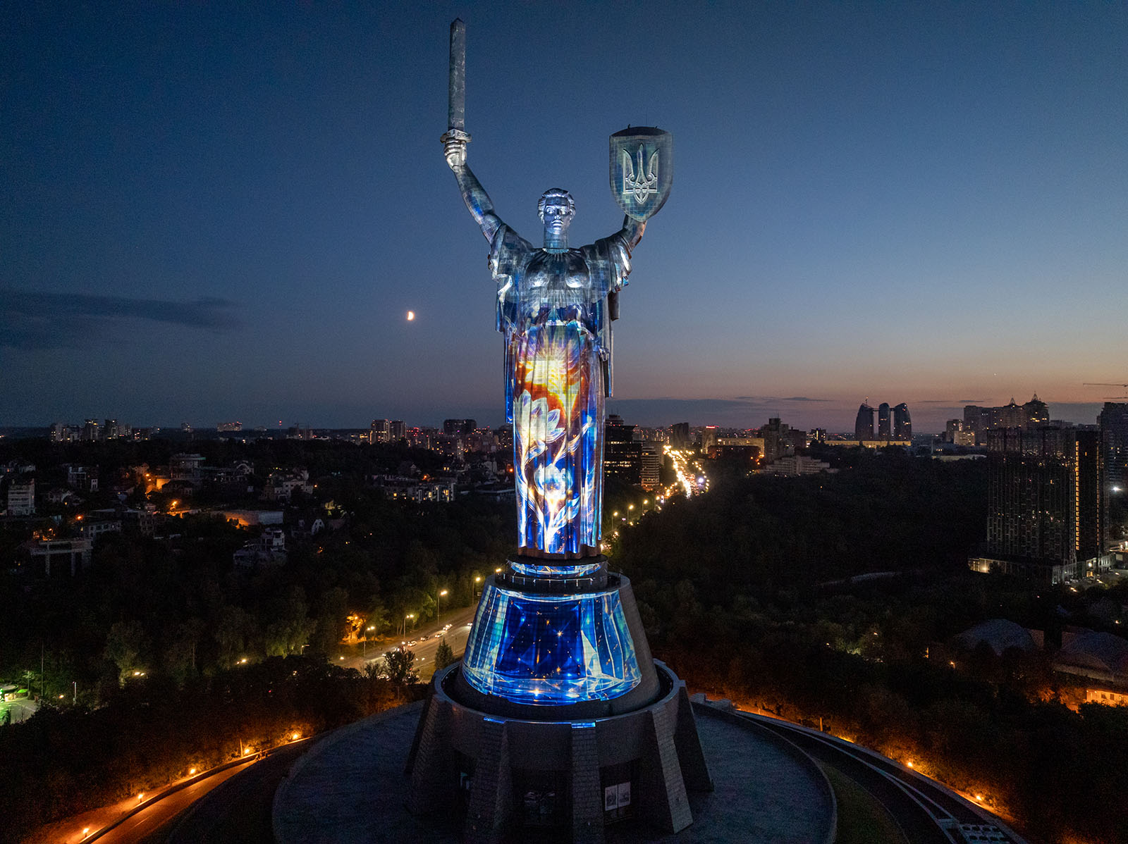 "Батьківщина-Мати" засяяла новими барвами: у Києві можна побачити масштабну інсталяцію