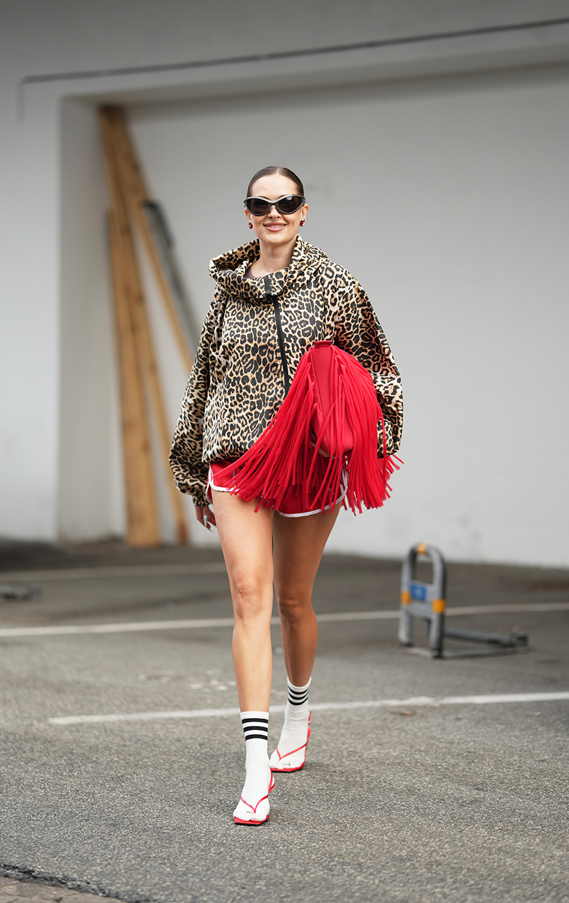 Бахрома, оверсайз та яскраві принти:  головні street style тренди від гостей Тижня моди в Копенгагені