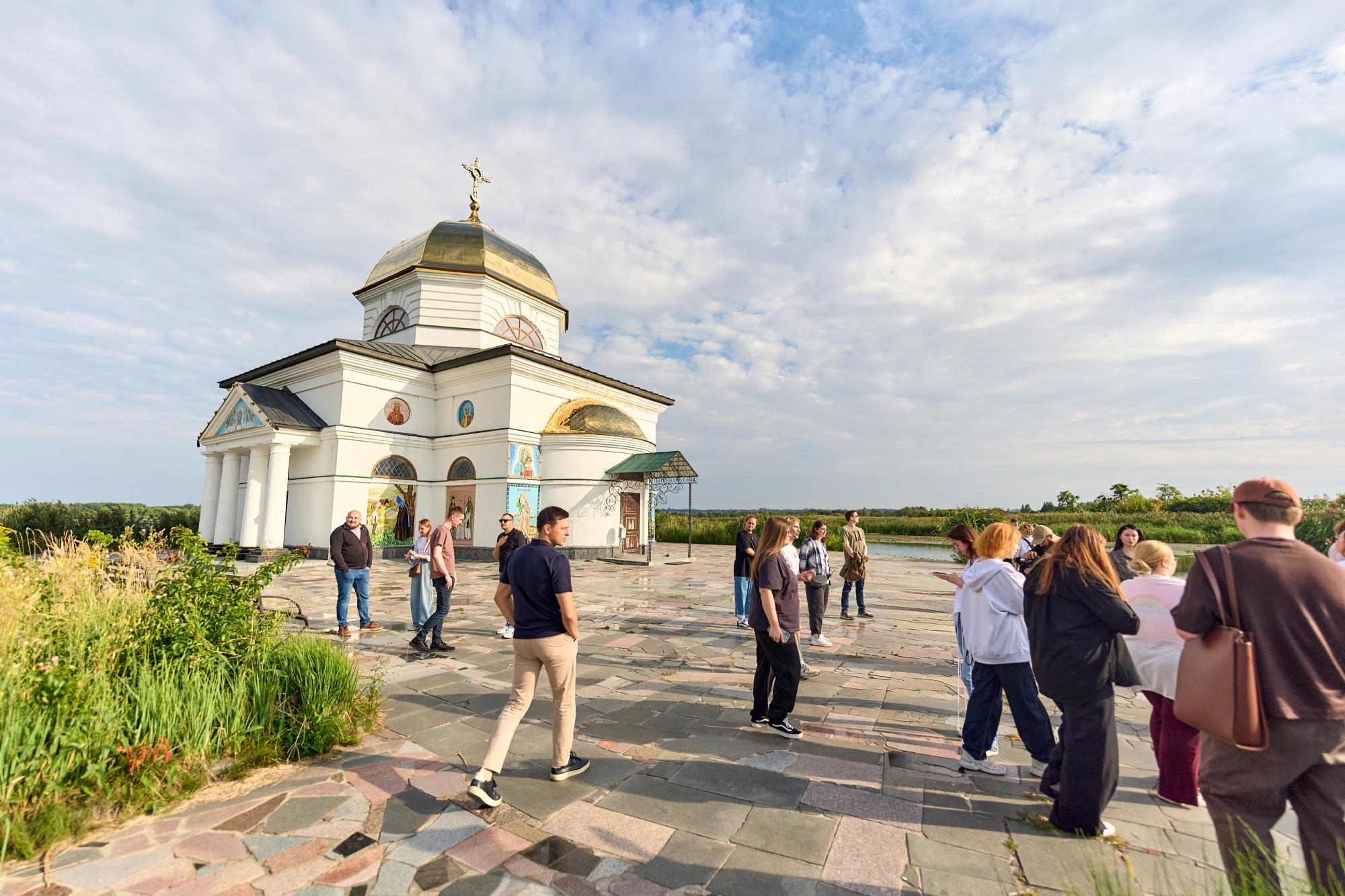 Шляхом героїв "Хорта": Бадоєв і Навроцька презентували другу частину фентезі-роману просто на Дніпрі