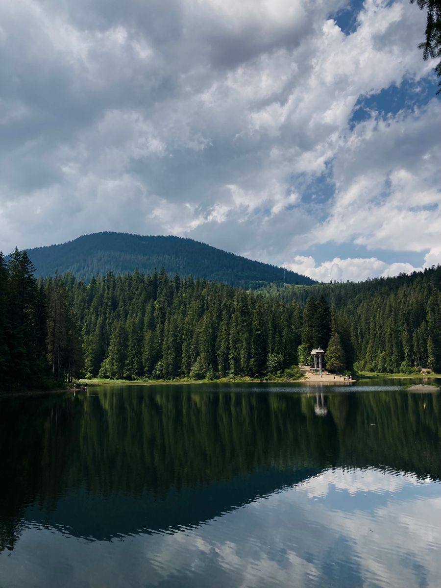 5 breathtaking lakes in Ukraine that look like paradise